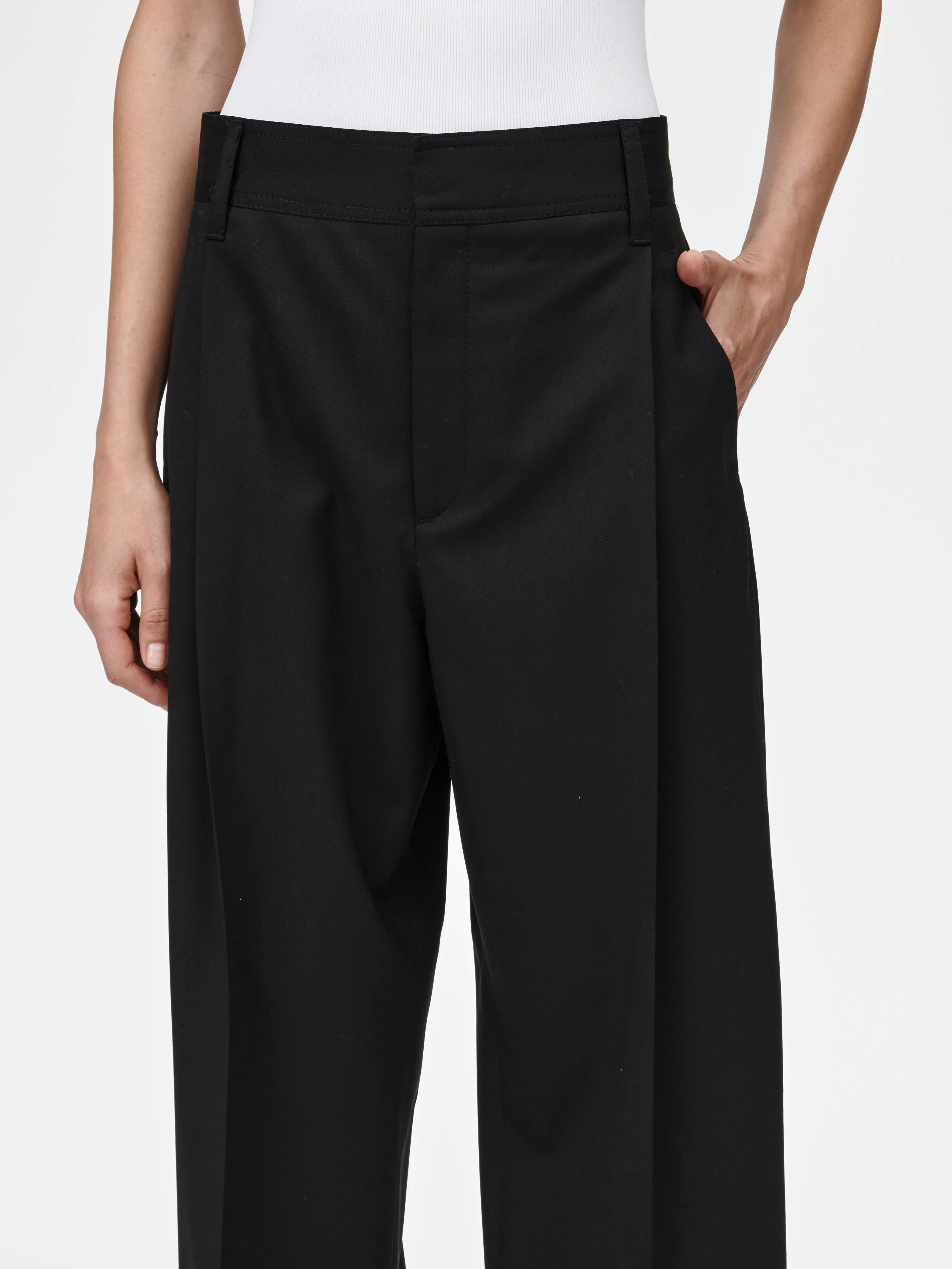 Mid Rise Single Pleat Front Trouser in Black